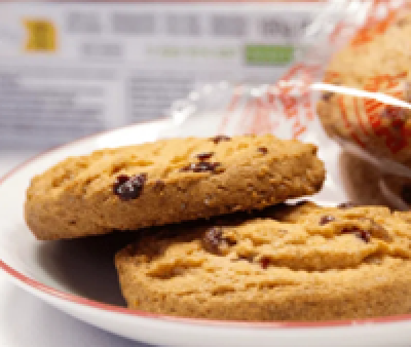 Detailaufnahme weiße Schokolade mit Fruchtstückchen